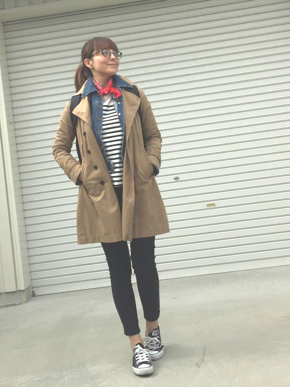 「大人カジュアル、トレンチコート、ootd、Gジャン、スニーカー、ボーダー、ユニクロ、バンダナ、パンツスタイル、リュック」｜「SoareakのライナーツキFURトレンチコート（トレンチコート、ベージュ系）」を使った、COCO*さん（レディース・163cm）の春コーディネートの1枚目の写真