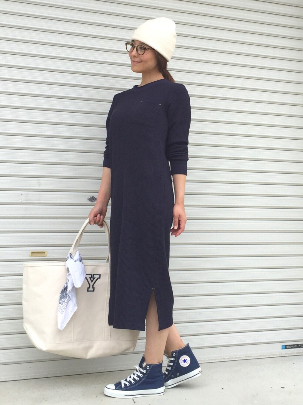 「カジュアルコーデ、シンプルコーデ、プチプラ、ネイビー×ホワイト、ワンピース、ワンピース×スニーカー、春コーデ」｜「GUのアイテム（ワンピース、ブルー系）」を使った、COCO*さん（レディース・163cm）の春コーディネートの1枚目の写真
