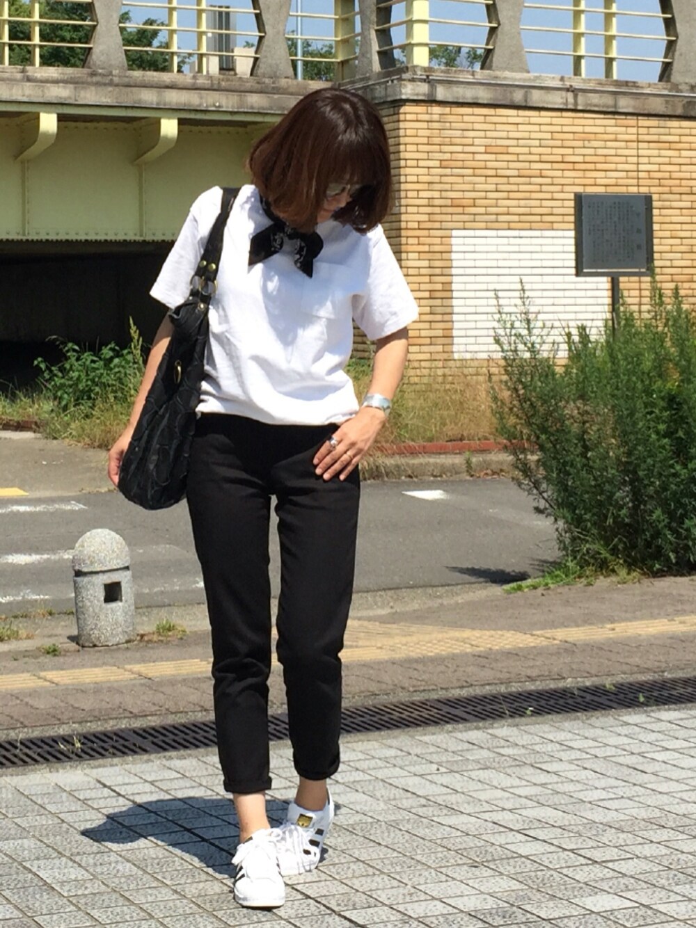 「大人カジュアル、夏コーデ、モノトーン、スーパースター、カジュアル、パンツスタイル、ユニクロ、ユニジョ」｜「UNIQLOのアイテム（その他パンツ、ブラック系）」を使った、COCO*さん（レディース・163cm）の春コーディネートの1枚目の写真