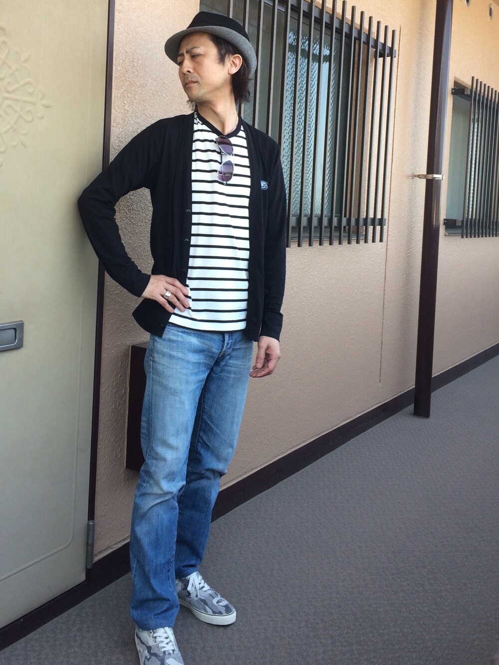 ブラック系のカーディガン/ボレロ、ブルー系のデニムパンツ、その他のスニーカーを着用したメンズの春コーディネートの1枚目の写真