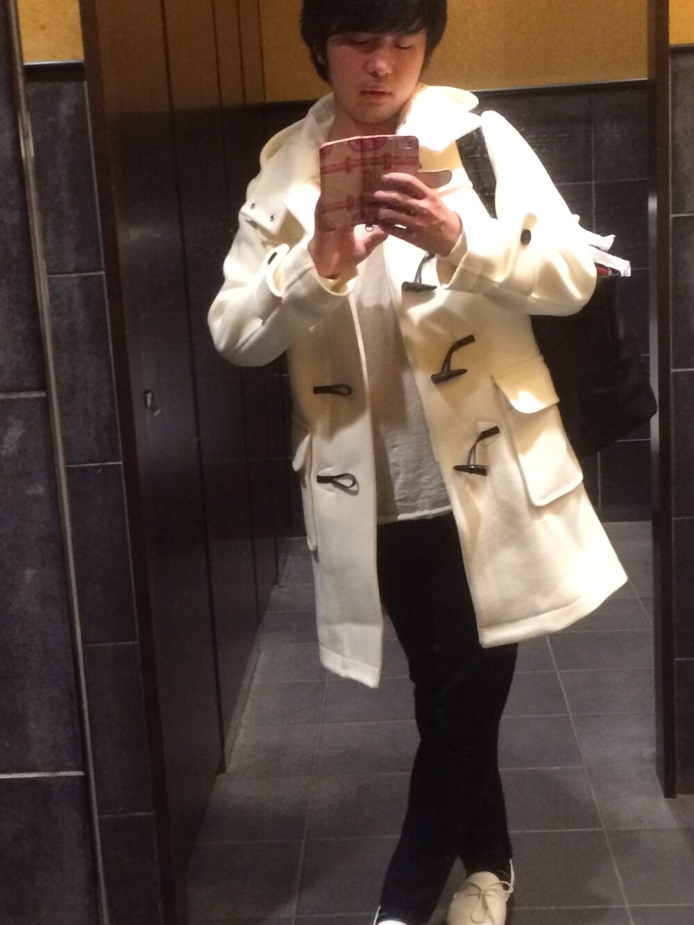 「alfredoBANNISTER、abahouse、duffle coat、mens fashion」｜「ABAHOUSEのプレミアムウール MELTON duffle coat（ダッフルコート、ホワイト系）」を使った、Kyouhéi Kurodaさん（メンズ・172cm）の秋コーディネートの1枚目の写真