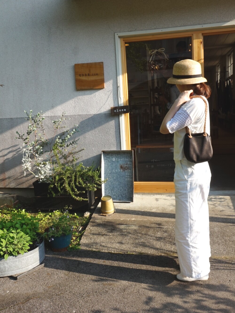 ホワイト系のバレエシューズ、ホワイト系のその他パンツ、ホワイト系のTシャツ/カットソーを着用したレディースの春コーディネートの1枚目の写真