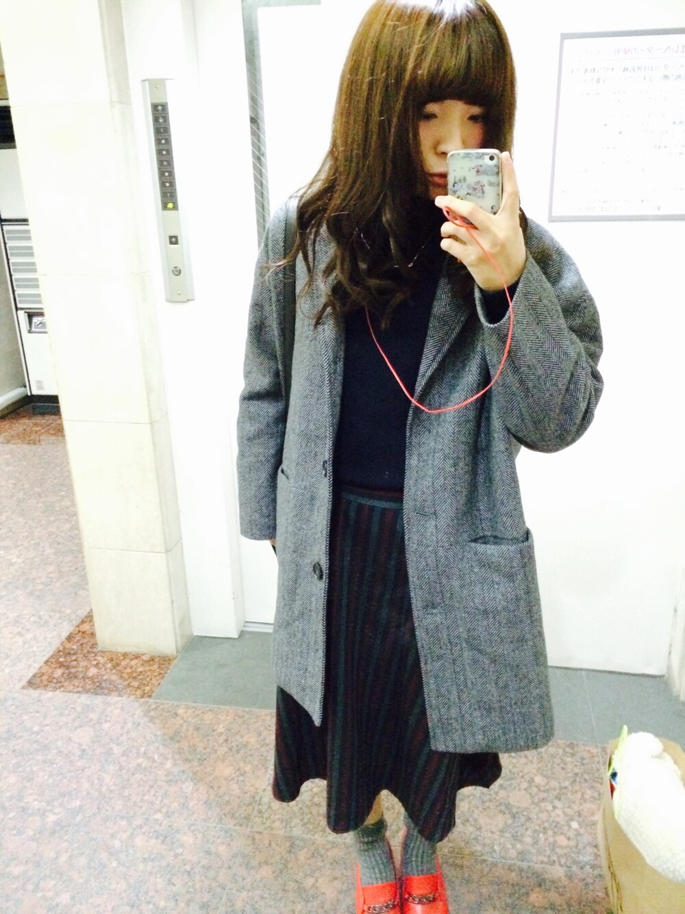 「赤い靴、タートルネック、デート、グレー、ネイビー」｜「UNIQLOのアイテム（ニット/セーター、ブルー系）」を使った、Satoco Nomuraさん（レディース・158cm）の冬コーディネートの1枚目の写真