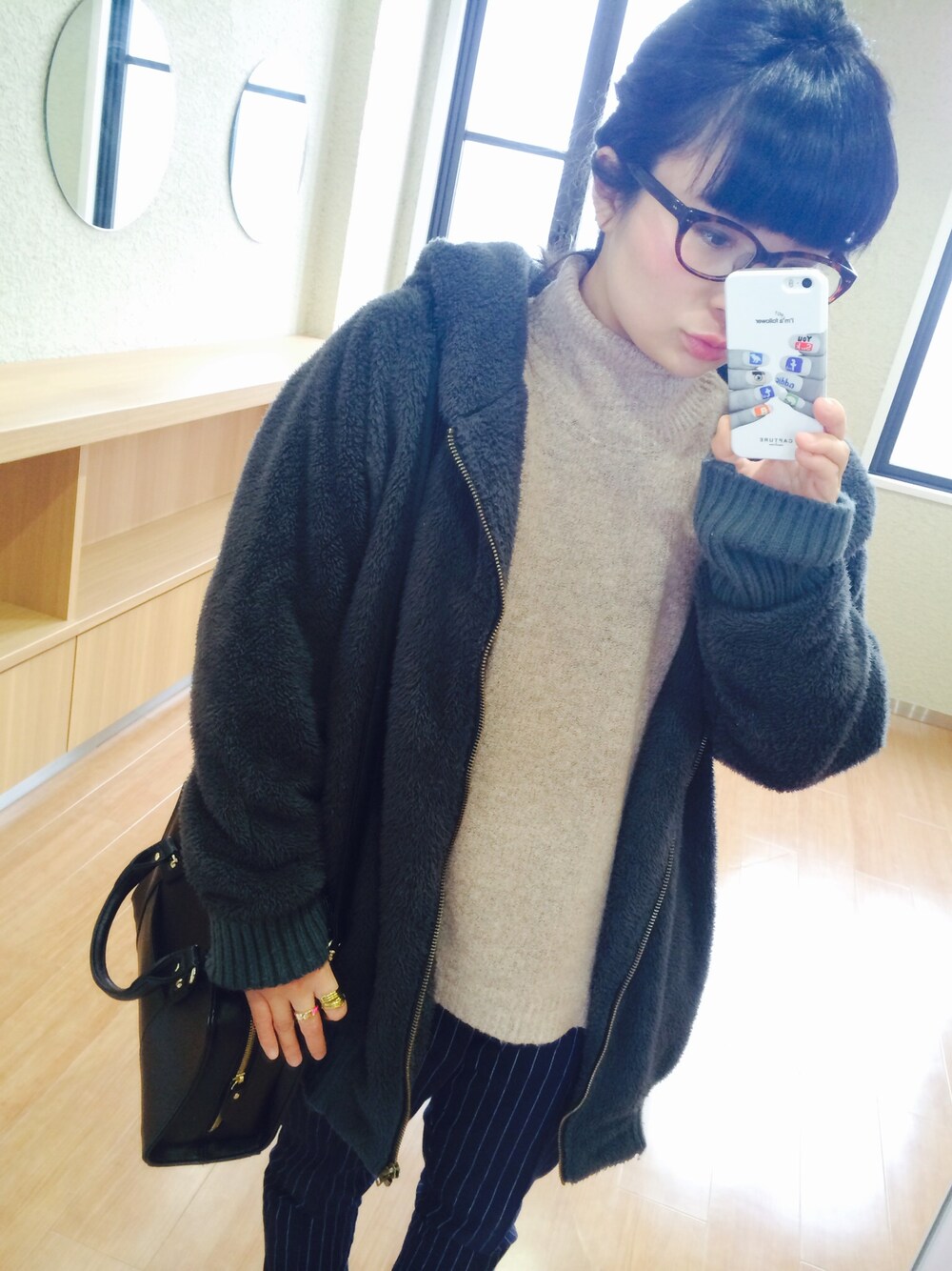 「ハイネックニット、ネイビー、iPhoneケース、capture、COQULE、HOLLYWOOD MADE、北海道、北海道旅行」｜「COQULEのアイテム（ニット/セーター、ピンク系）」を使った、Satoco Nomuraさん（レディース・158cm）の冬コーディネートの1枚目の写真