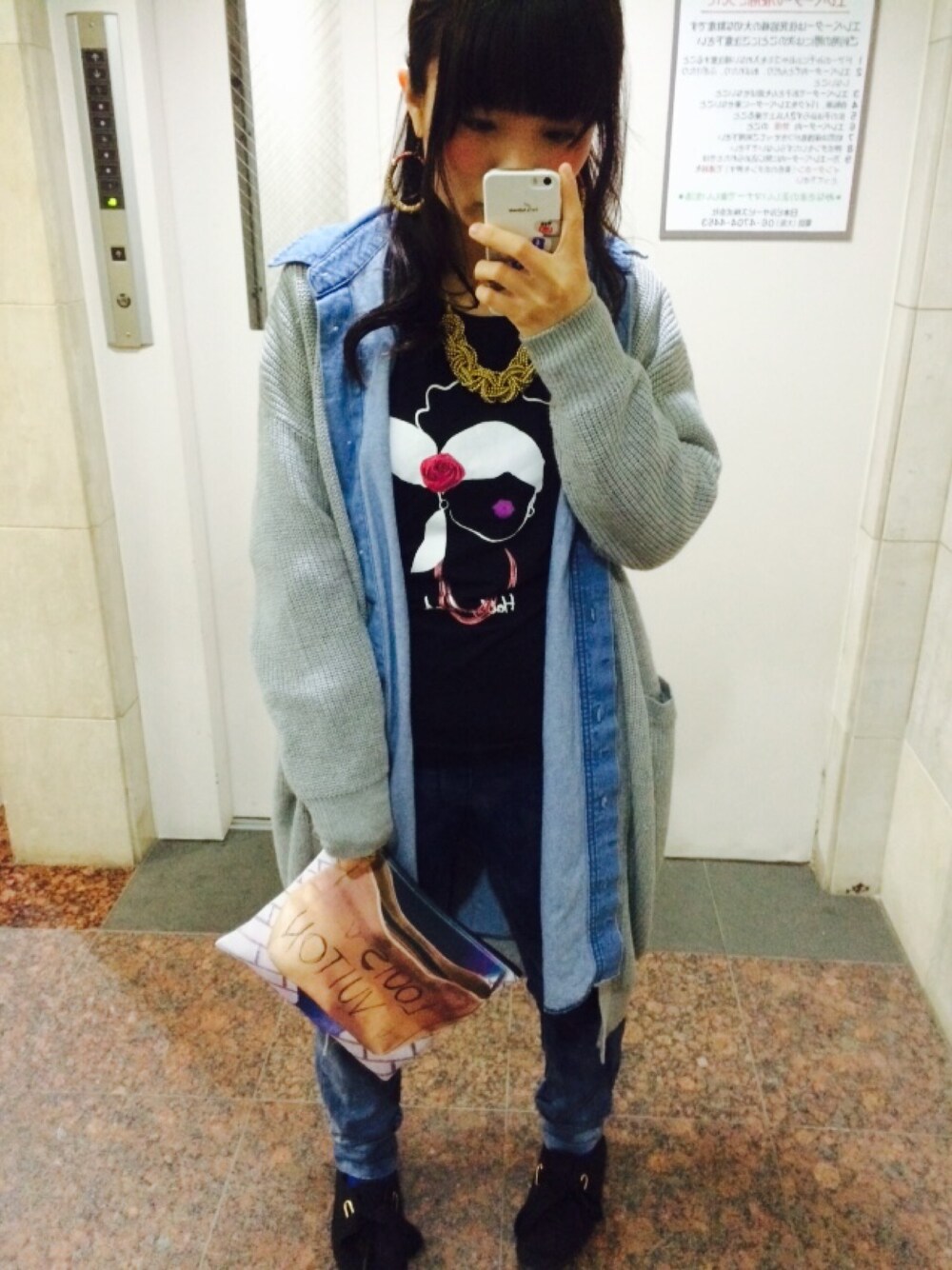 「クラッチバッグ、hwm、ロングデニムシャツ、ロングカーディガン、重ね着、Tシャツ」｜「heather beのアイテム（カーディガン/ボレロ、グレー系）」を使った、Satoco Nomuraさん（レディース・158cm）の春コーディネートの1枚目の写真