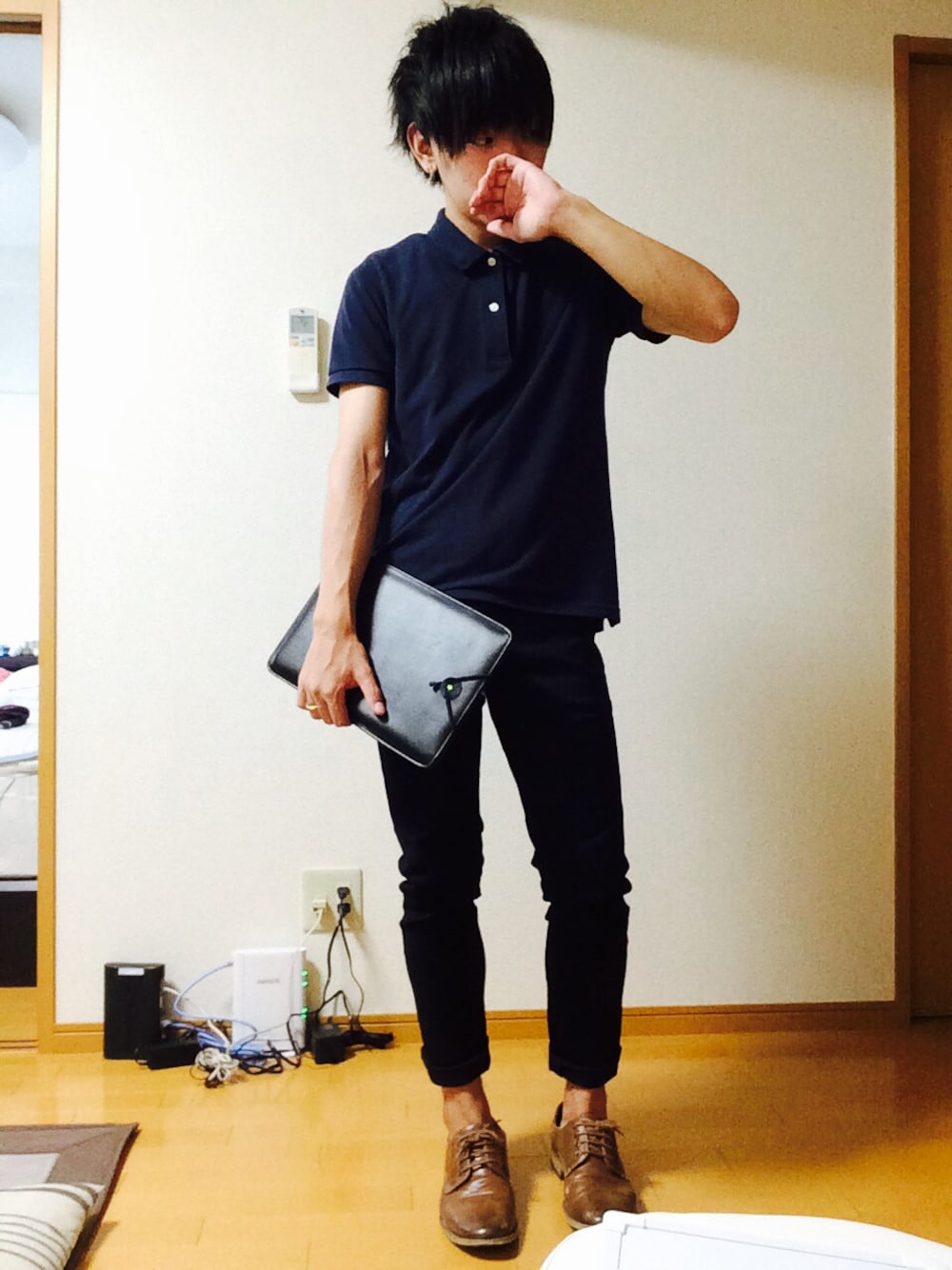 ブルー系のポロシャツ、ブラック系のその他パンツを着用したメンズの夏コーディネートの1枚目の写真