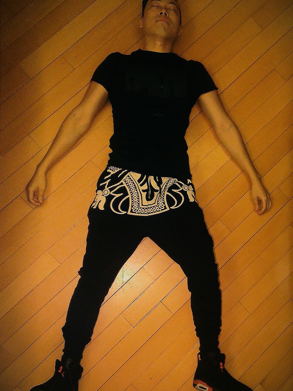 「ZARAのRaining in the Dark（Tシャツ/カットソー、ブラック系）」を使った、Gary Mokさん（メンズ・173cm）の夏コーディネートの1枚目の写真