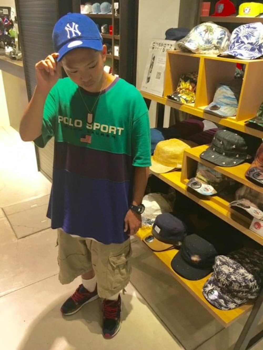 ブルー系のキャップを着用したメンズの夏コーディネートの1枚目の写真