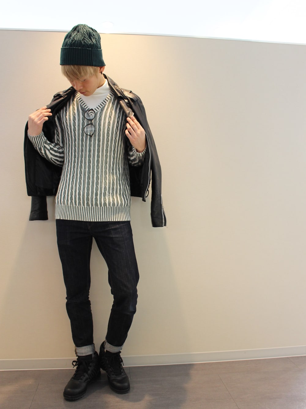 「Amoute、アムティ、恵比寿、美容師、グリーン、カジュアル、ニット×デニム、ニットキャップ、黒縁メガネ、スキニーパンツ」｜「adidasのオリジナルス ナビー2.0 [NAVVY 2.0]（スニーカー、ブラック系）」を使った、よっこいさん（メンズ・170cm）の冬コーディネートの1枚目の写真