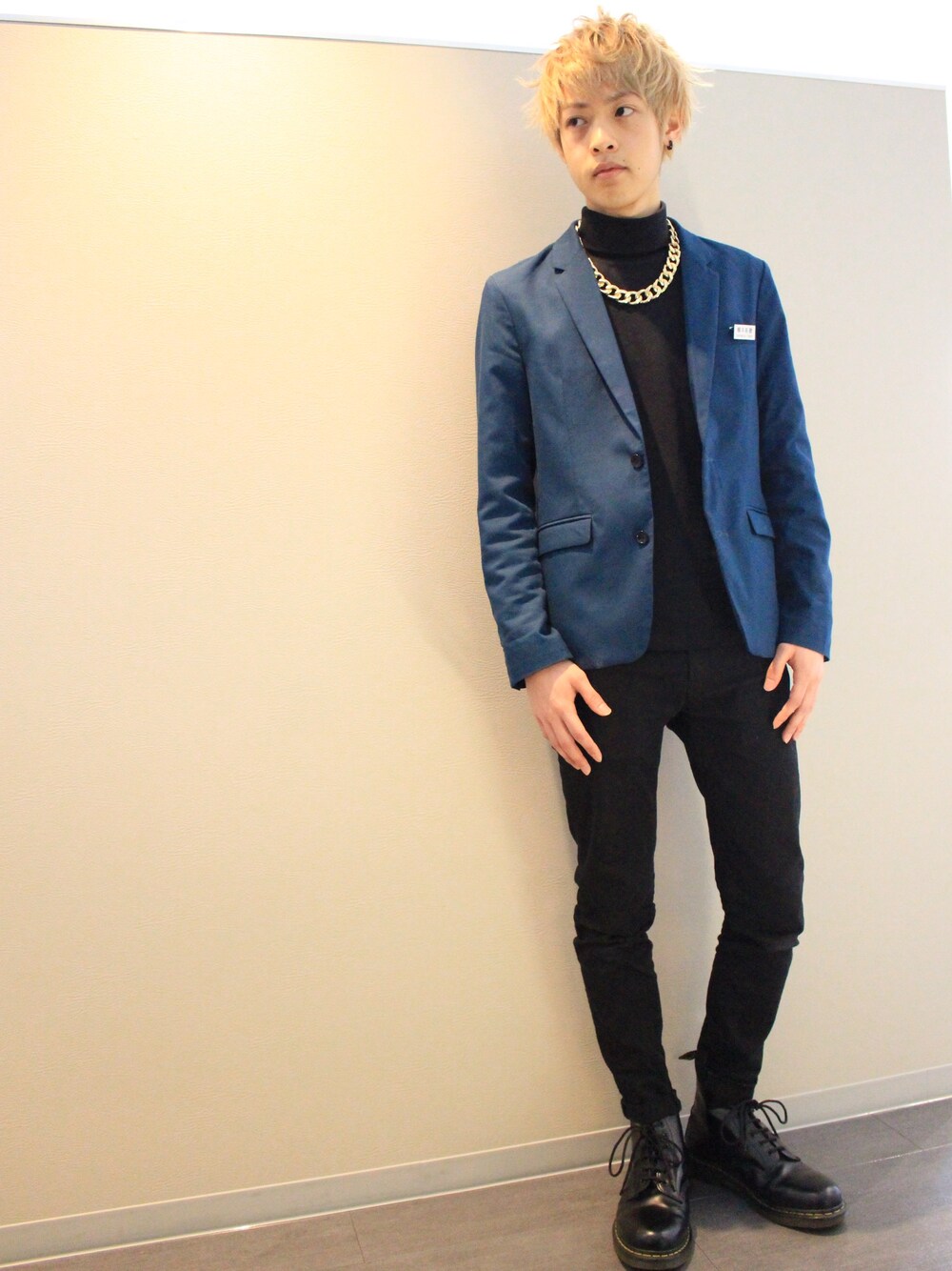 「Amoute、アムティ、恵比寿、代官山、ブラック、テーラードジャケット、金髪、美容師」｜「Dr. MartensのDr.Martens (ドクターマーチン)/1460 8ホールブーツ（ブーツ、ブラック系）」を使った、よっこいさん（メンズ・170cm）の冬コーディネートの1枚目の写真