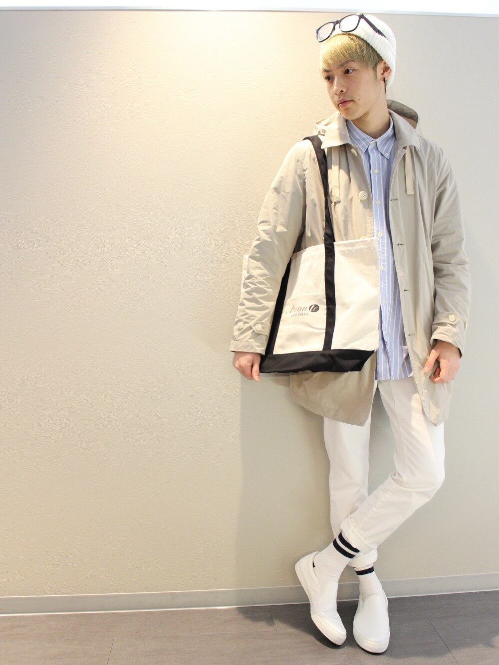「Amoute、ラインソックス、柄シャツ、ピクニック、Amouteバッグ、ステンカラーコート、美容師、プレッピー、春色、モード」｜「RAGEBLUEの【4WAY仕様】ボンディングステンカラーコート/559220（ステンカラーコート、ベージュ系）」を使った、よっこいさん（メンズ・170cm）の春コーディネートの1枚目の写真