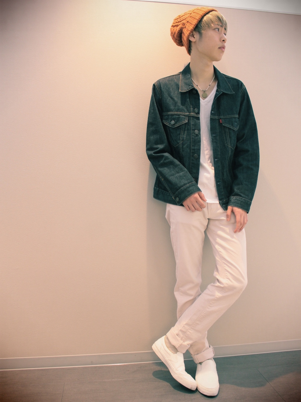 「Amoute、デニムジャケット、UNIQLO、春コーデ、ホワイト、オレンジニット、カジュアル、美容師」｜「EDWINのアイテム（デニムジャケット、ブルー系）」を使った、よっこいさん（メンズ・170cm）の春コーディネートの1枚目の写真