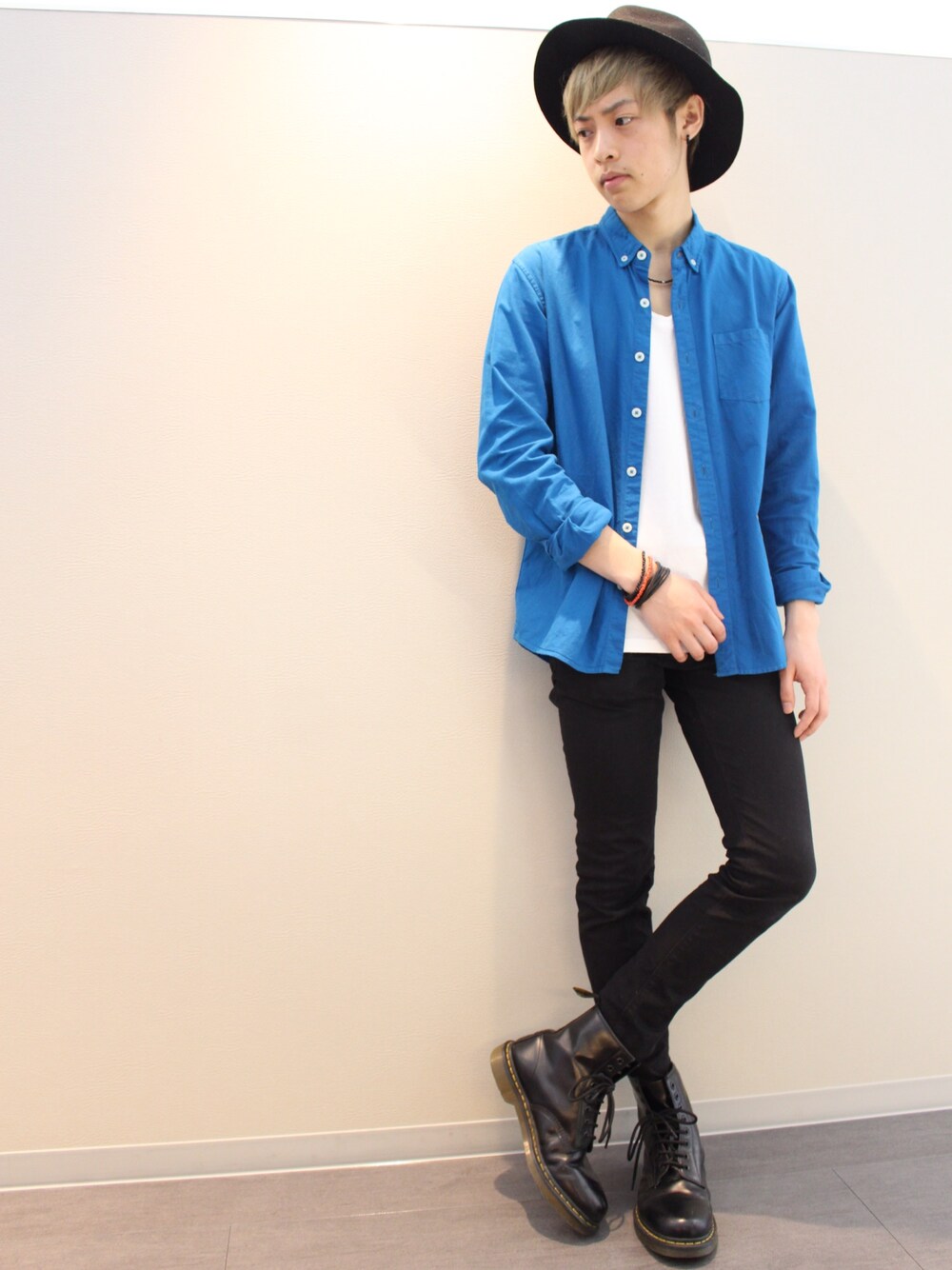 「Amoute、men、シンプル、春、黒スキニー、美容師、青シャツ、ツバ広ハット、マーチン」｜「studio CLIPのアイテム（ブレスレット、オレンジ系）」を使った、よっこいさん（メンズ・170cm）の春コーディネートの1枚目の写真