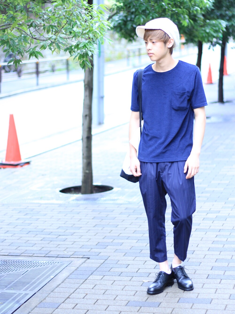 「Amoute、美容師、ネイビー、白ベレー帽、ストライプパンツ、キレイめ、プレーントゥシューズ、ポケットＴシャツ、モノトーン」｜「HAREのプレーントゥレザーシューズ(HARE)（ドレスシューズ、ブラック系）」を使った、よっこいさん（メンズ・170cm）の夏コーディネートの1枚目の写真