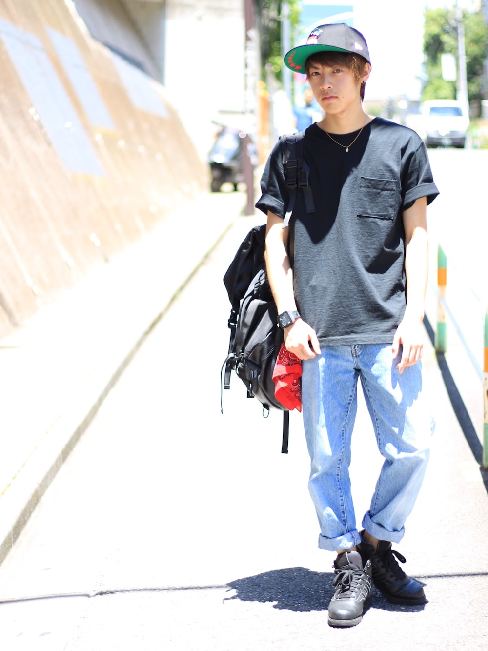 「Amoute、美容師、ビッグシルエット、ストリートカジュアル、暑い、スニーカー、ジーパン、夏コーデ、黒Tシャツ、赤バンダナ」｜「MEMENTISMのTHE WORLD レザー切り替え センタースタッズリュック（バックパック/リュック、ブラック系）」を使った、よっこいさん（メンズ・170cm）の夏コーディネートの1枚目の写真