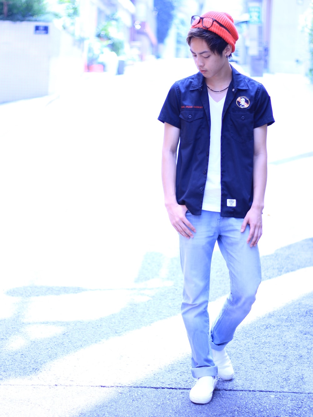 「Amoute、美容師、サマースタイル、白Tシャツ、Tシャツ×デニム、サマーニット、シンプル、カジュアル、スリッポン、白スリッポン」｜「AZULのアイテム（シャツ/ブラウス、ブラック系）」を使った、よっこいさん（メンズ・170cm）の夏コーディネートの1枚目の写真