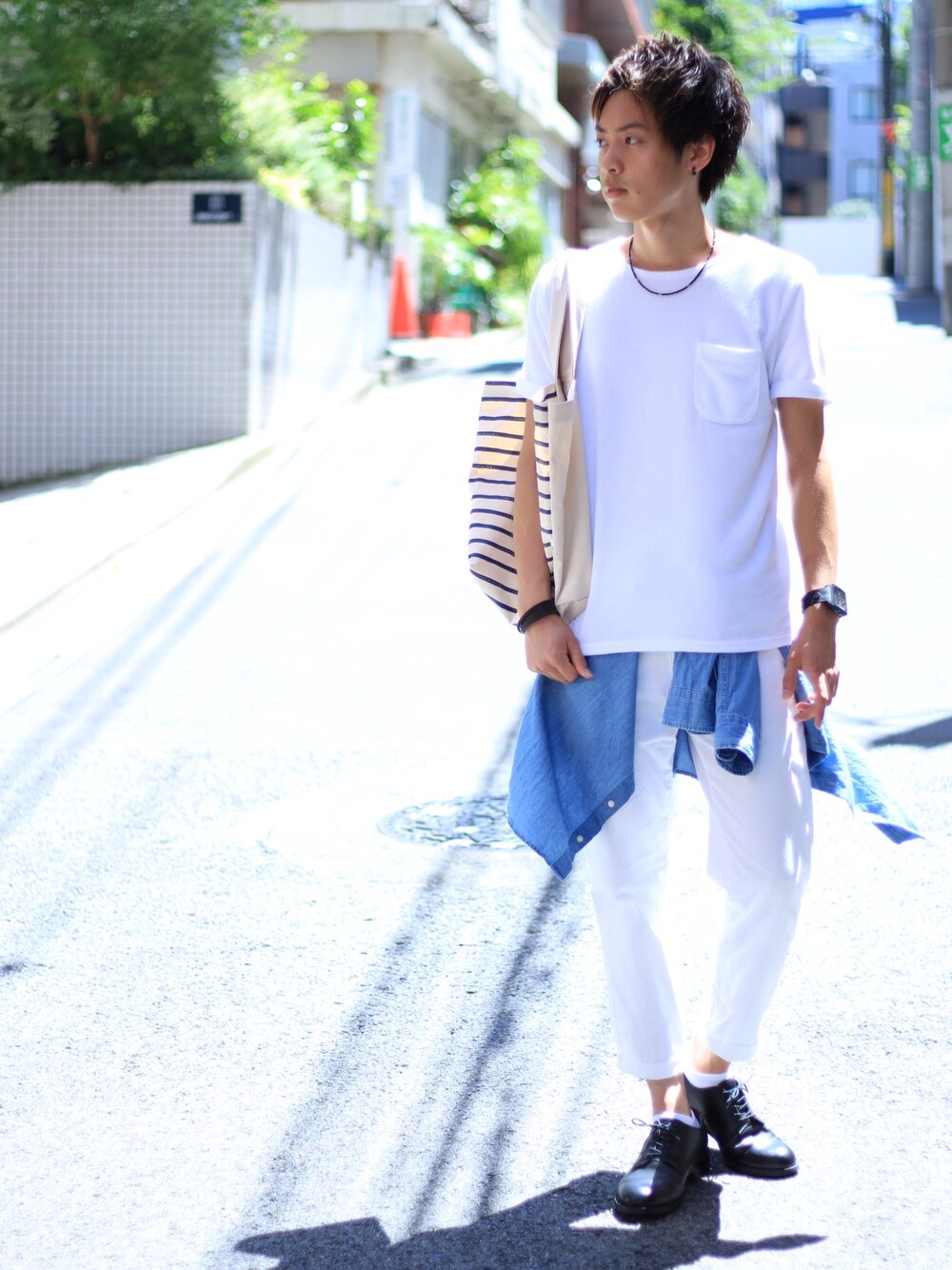 「Amoute、美容師、白Tシャツ、腰巻きスタイル、パイル、ホワイトコーデ、マリンコーデ、シンプル、夏カラー、ボーダートートバッグ」｜「GUのアイテム（トートバッグ、ベージュ系）」を使った、よっこいさん（メンズ・170cm）の夏コーディネートの1枚目の写真