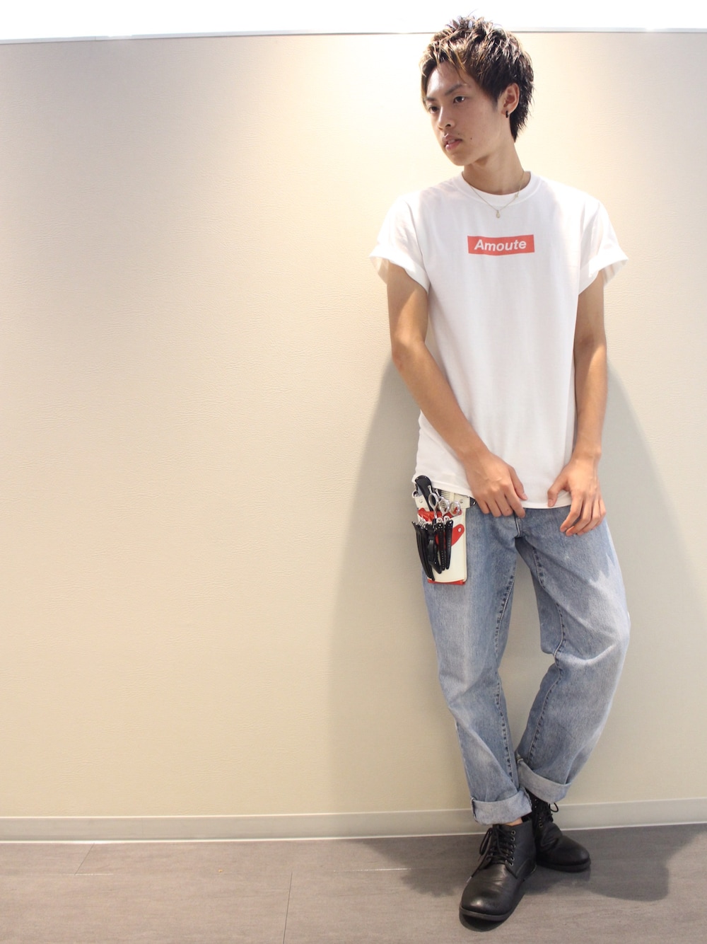 「Amoute、美容師、シンプル、白Tシャツ、デニムパンツ、summer、アップバング、太めのパンツ、ロールアップ、シザーケース」｜「Amouteのアイテム（Tシャツ/カットソー、ホワイト系）」を使った、よっこいさん（メンズ・170cm）の夏コーディネートの1枚目の写真