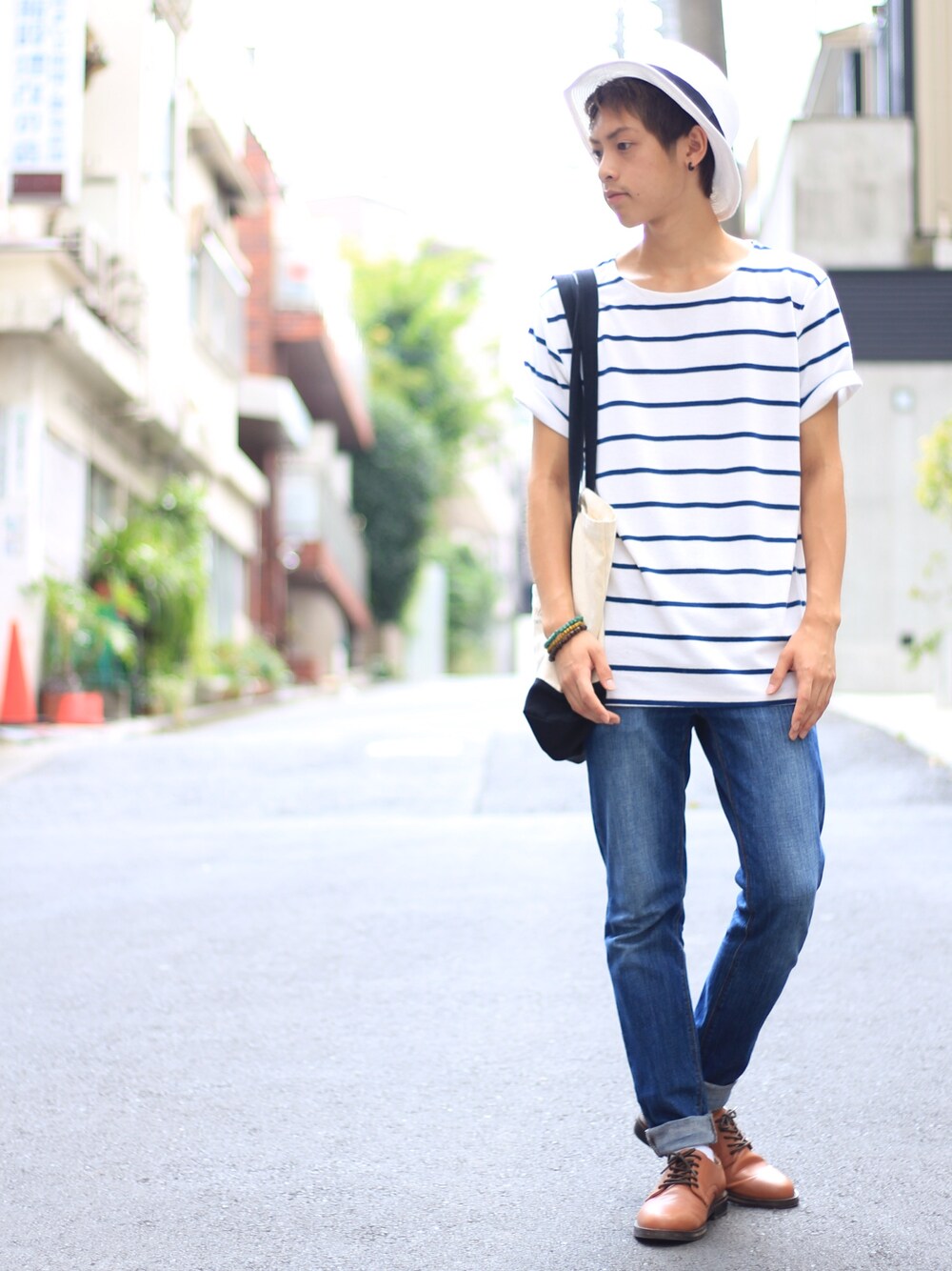 「Amoute、美容師、レイジブルー、RAGEBLUE、Vライン、シンプルコーデ、ボーダーTシャツ、スキニーデニム、白ハット、夏コーデ」｜「RAGEBLUEのツバヒロブレードHAT/559439（ハット、ホワイト系）」を使った、よっこいさん（メンズ・170cm）の夏コーディネートの1枚目の写真