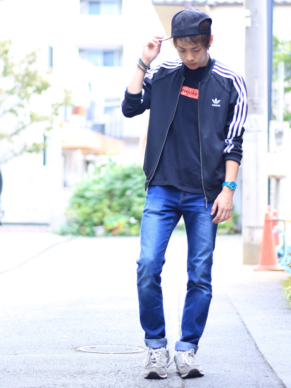 「Amoute、美容師、美容学生、スポーティーMIX、adidas、ジャージ、シンプル、秋コーデ、キャップ、スキニーデニム」｜「SHIPSのアイテム（キャップ、ブラック系）」を使った、よっこいさん（メンズ・170cm）の秋コーディネートの1枚目の写真
