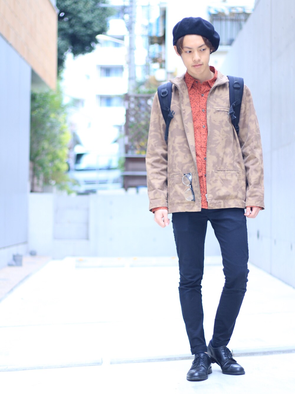 「Amoute、美容師、美容学生、WEAR HALLOWEEN 2015、ハロウィンカラー、カモフラジャケット、スキニーパンツ、カジュアル、ベレー帽、めがね」｜「古着のアイテム（ハンチング/ベレー帽、ブラック系）」を使った、よっこいさん（メンズ・170cm）の秋コーディネートの1枚目の写真