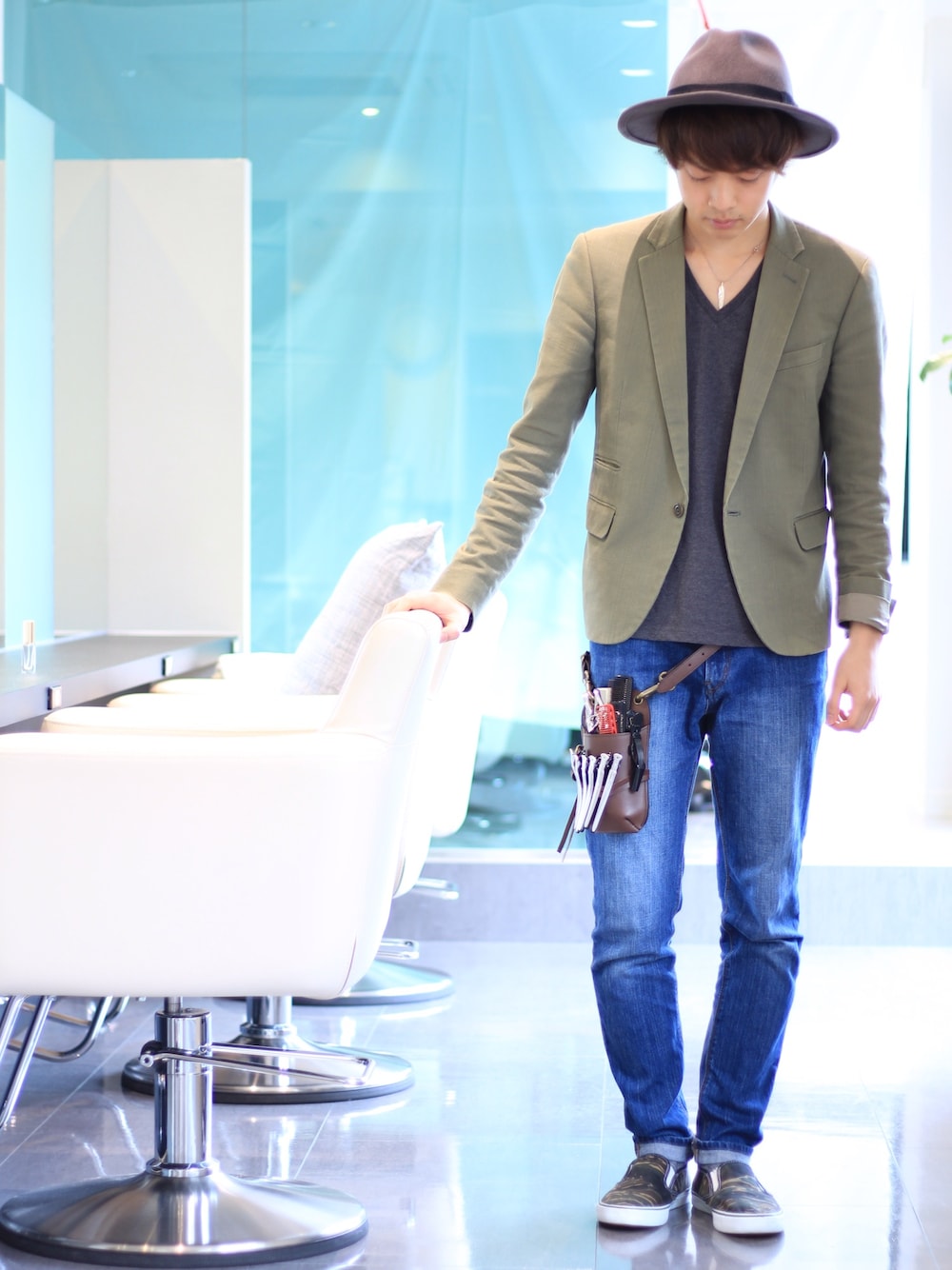 「Amoute、美容師、美容学生、大人カジュアル、カーキ、迷彩シューズ、シンプル、テーラードジャケット、デニムパンツ、シザーケース」｜「SHIPS JET BLUEのアイテム（テーラードジャケット、ベージュ系）」を使った、よっこいさん（メンズ・170cm）の秋コーディネートの1枚目の写真
