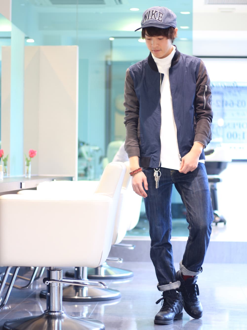 「Amoute、美容師、美容学生、シンプル、デニムパンツ、MA-1、タートルネック、ネイビーコーデ、キーリング、カジュアル」｜「NIKEのアイテム（キャップ、ブルー系）」を使った、よっこいさん（メンズ・171cm）の冬コーディネートの1枚目の写真