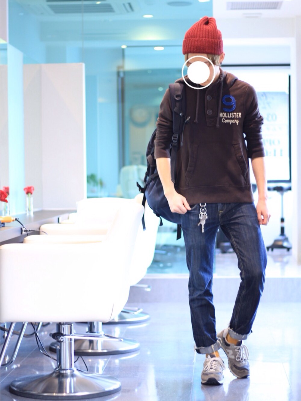 「Amoute、美容師、パーカー、寒い、リュック、Levi's、ニューバランス、ユニクロ、黄色靴下、ボルドーニット」｜「古着のアイテム（パーカー、ブラウン系）」を使った、よっこいさん（メンズ・171cm）の冬コーディネートの1枚目の写真