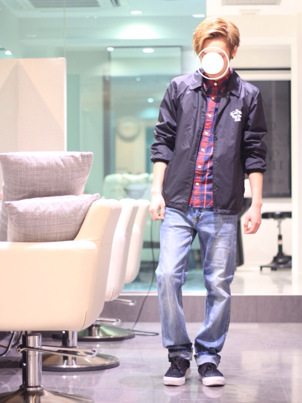 「Amoute、美容師、コーチジャケット、スニーカー、シンプル、デニムパンツ、春コーデ、チェックシャツ、カジュアル、ロック」｜「WACKO MARIAのCOACH JKT(DRUNKERD'S)（ナイロンジャケット、ブラック系）」を使った、よっこいさん（メンズ・171cm）の冬コーディネートの1枚目の写真
