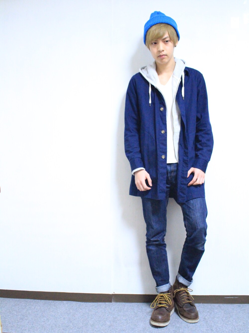 「Amoute、美容師、シンプル、デニムパンツ、スキニーデニム、ブーツ、ロングシャツ、春コーデ、チェスターコート、ブルー」｜「Dannerのアイテム（ブーツ、ブラウン系）」を使った、よっこいさん（メンズ・171cm）の冬コーディネートの1枚目の写真