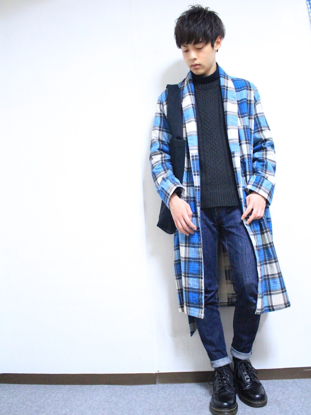 「Amoute、美容師、ガウンコート、ブーツ、ドクターマーチン、大人カジュアル、デニム、古着MIX、古着、ブルー×ブラック」｜「古着のアイテム（その他アウター、ブルー系）」を使った、よっこいさん（メンズ・171cm）の冬コーディネートの1枚目の写真