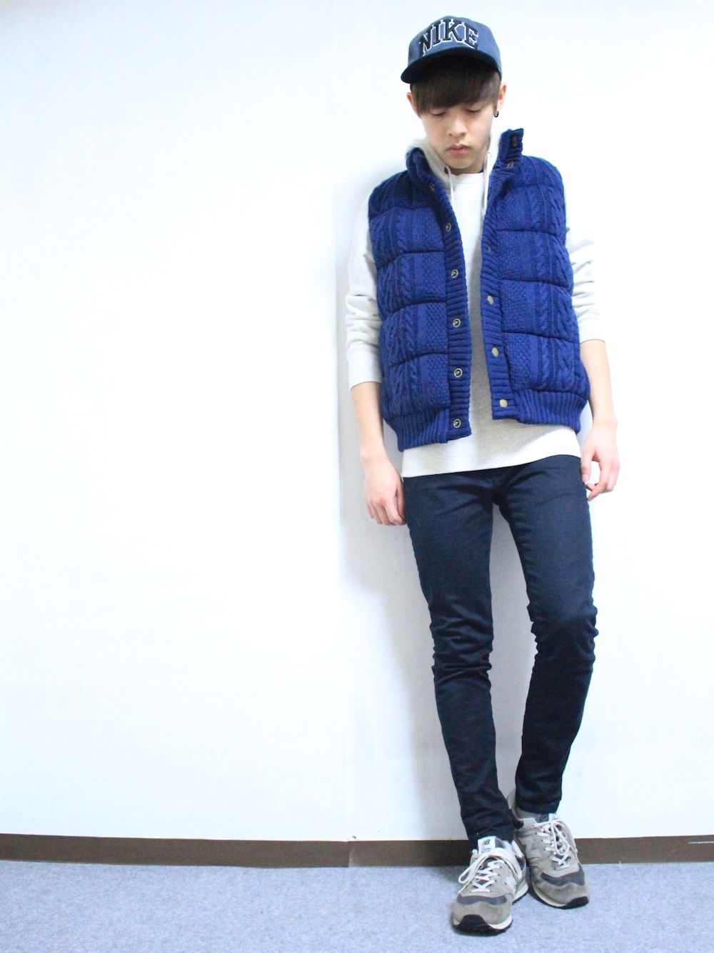 「Amoute、美容師、春コーデ、キャップ、スニーカー、シンプルコーデ、ニューバランス、白パーカー、ニットベスト、ブルー」｜「NIKEのアイテム（キャップ、ブルー系）」を使った、よっこいさん（メンズ・171cm）の冬コーディネートの1枚目の写真