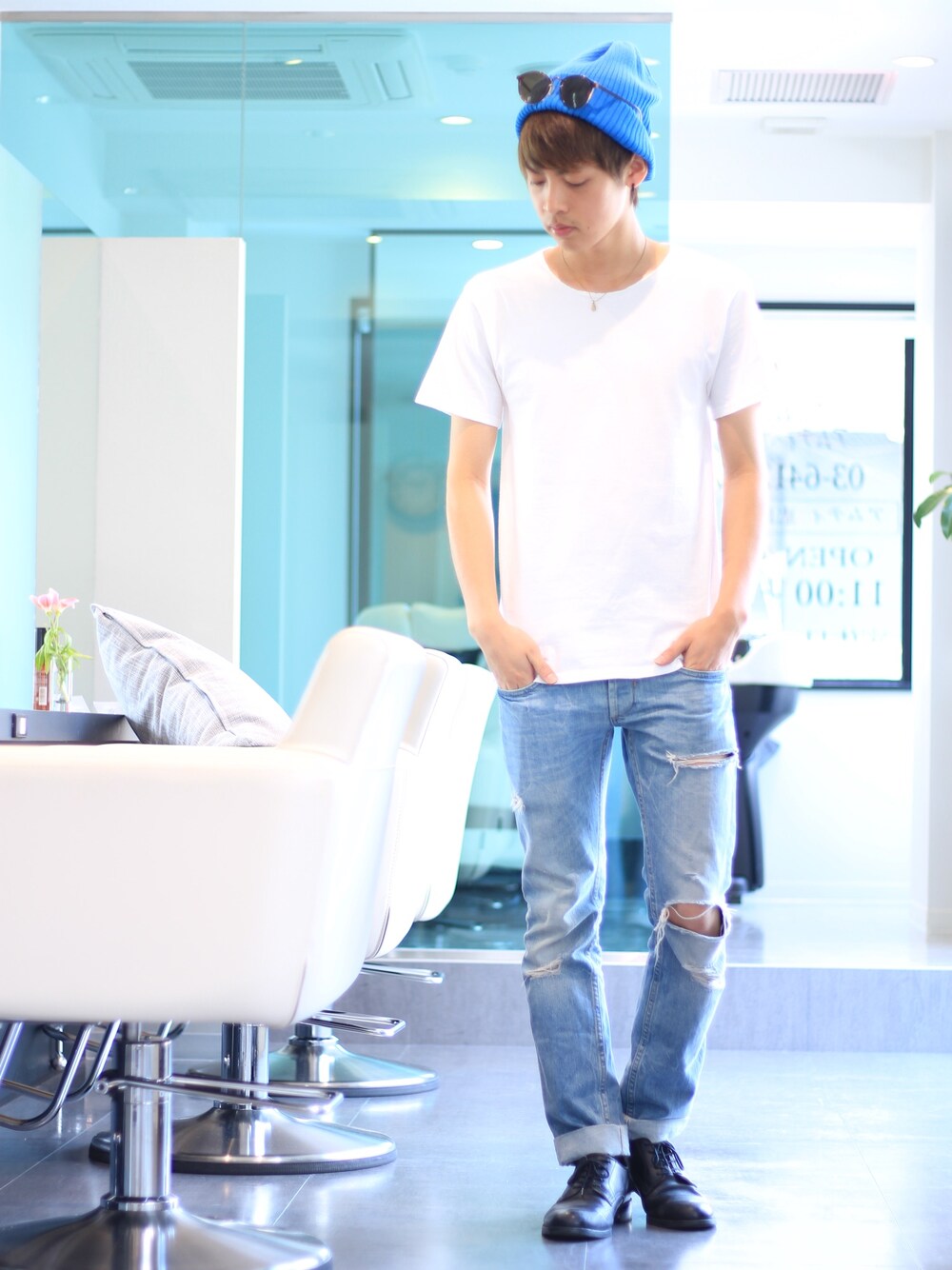 「ラフ、オトナカジュアル、夏、青、ダメージデニム、サマーニット、白Tシャツ、サングラス、美容師、Amoute」｜「ChampionのChampion USA T1011/ チャンピオン : ポケットTシャツ#（Tシャツ/カットソー、ホワイト系）」を使った、よっこいさん（メンズ・171cm）の春コーディネートの1枚目の写真
