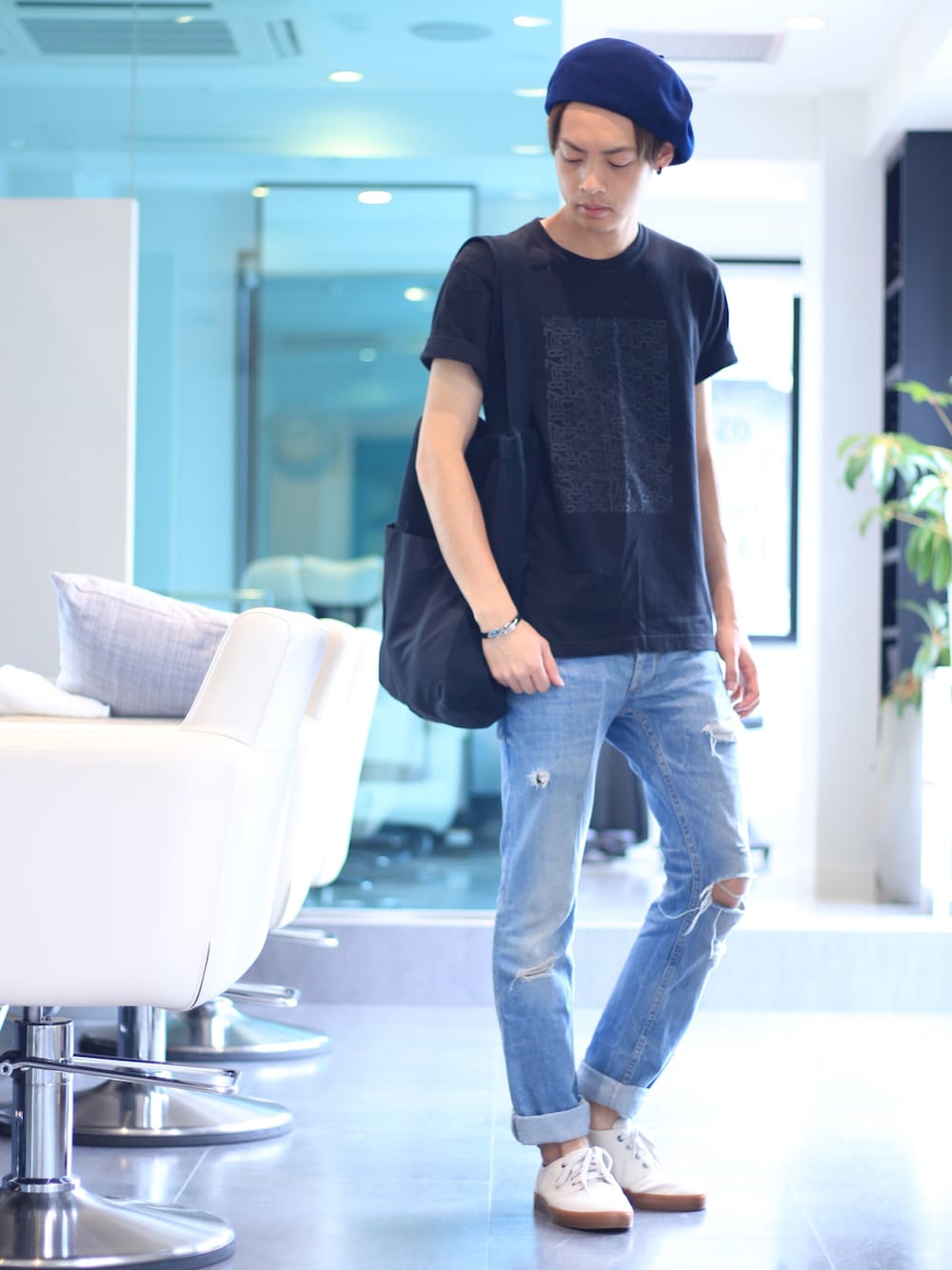 「夏、Tシャツ、黒、オトナカジュアル、ベレー帽、ダメージデニムパンツ、白スニーカー、黒トート、美容師、Amoute」｜「TimberlandのTimberland BOAT OX（スニーカー、ホワイト系）」を使った、よっこいさん（メンズ・171cm）の夏コーディネートの1枚目の写真