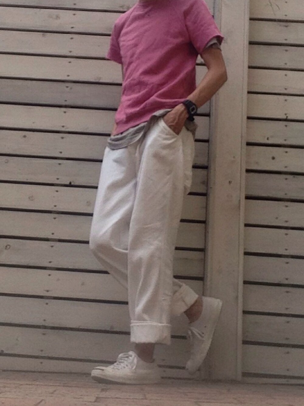 ホワイト系のスニーカー、ホワイト系のその他パンツ、グレー系のTシャツ/カットソーを着用したメンズの夏コーディネートの1枚目の写真