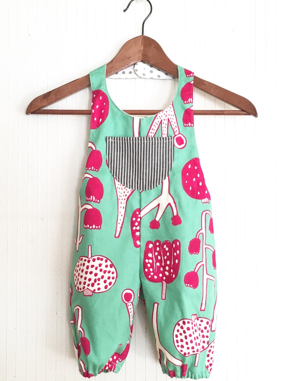 グリーン系のサロペット/オーバーオールを着用したキッズの秋コーディネートの1枚目の写真