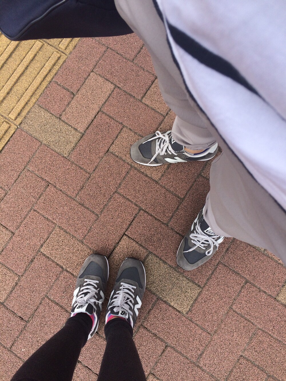 「NEW BALANCEのアイテム（スニーカー、グレー系）」を使った、yoyoさん（レディース・168cm）の秋コーディネートの1枚目の写真