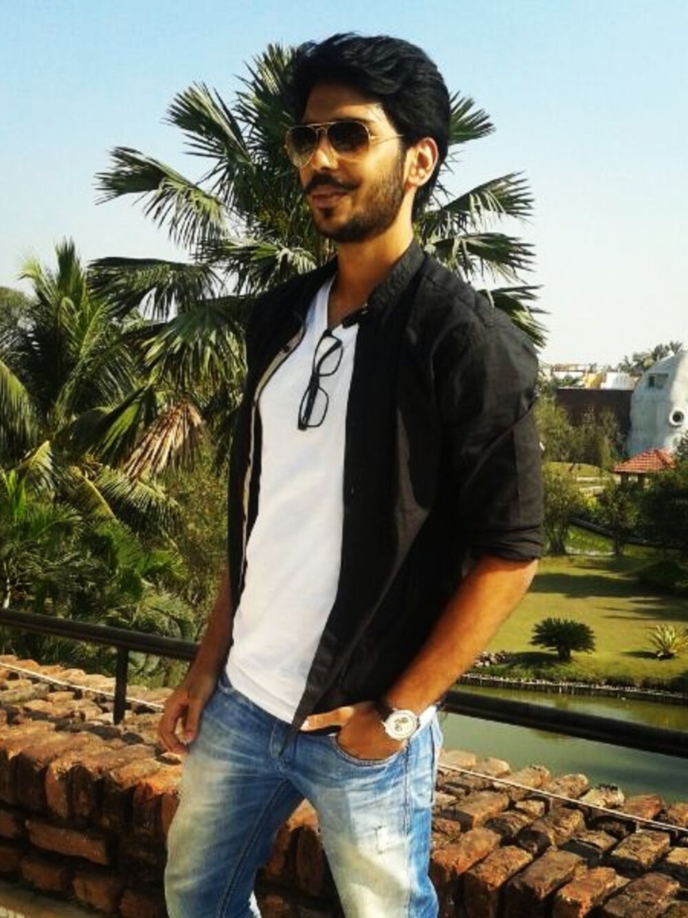 「mensfashion、menstyle、streetstyle」｜「TOMMY HILFIGERのアイテム（アナログ腕時計、ブラウン系）」を使った、Saurav Rathiさん（メンズ・182cm）の冬コーディネートの1枚目の写真