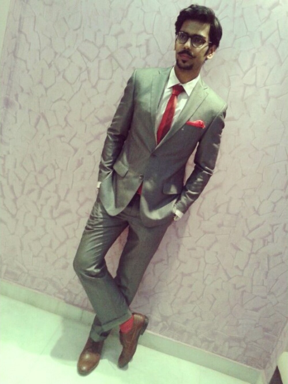 「mensfashion、menstyle、streetstyle」｜「Louise philippeのアイテム（スーツジャケット、グレー系）」を使った、Saurav Rathiさん（メンズ・182cm）の冬コーディネートの1枚目の写真