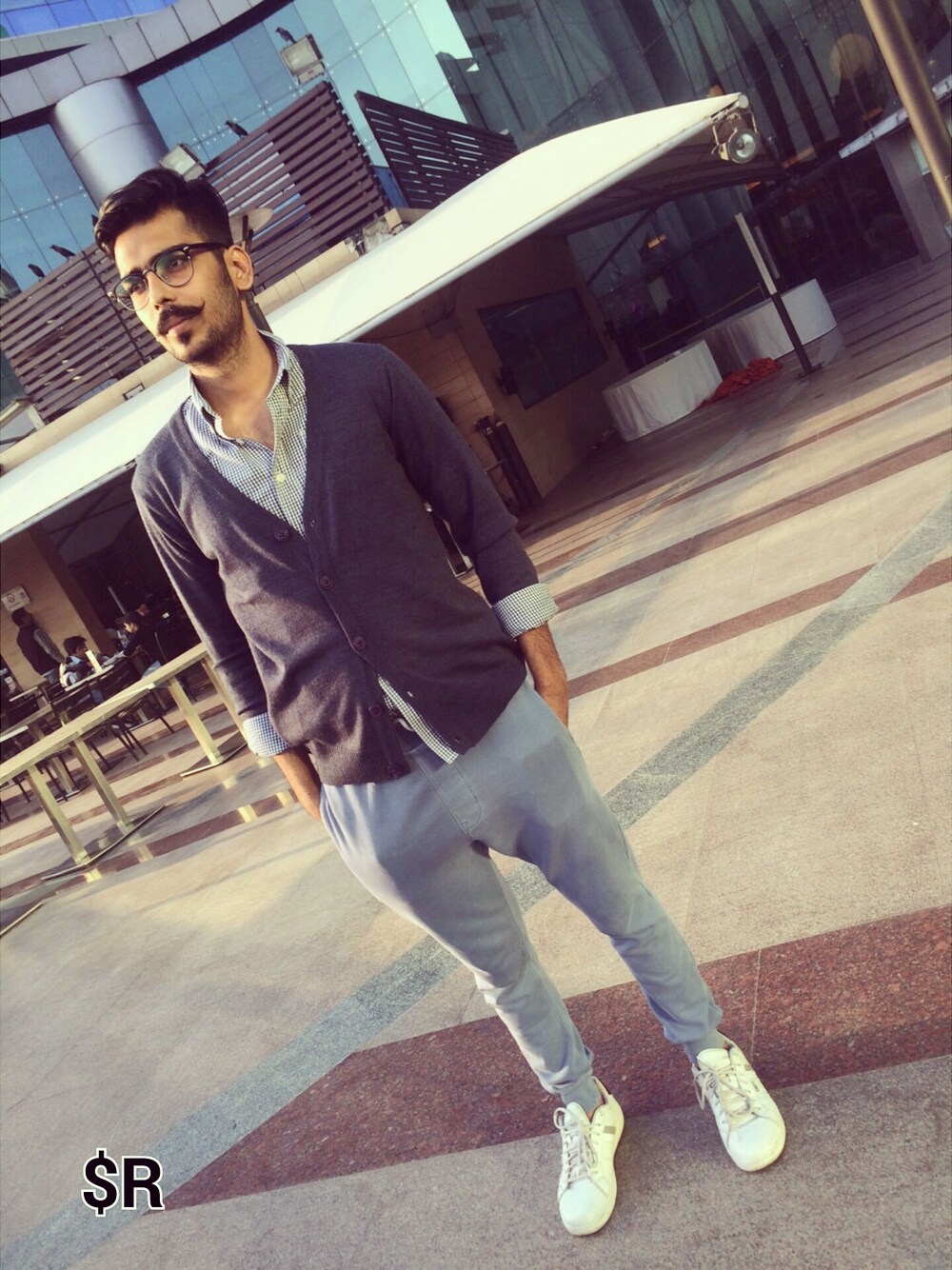 「mensfashion、menstyle、streetstyle、sweatpants」｜「Lottoのアイテム（スニーカー、ホワイト系）」を使った、Saurav Rathiさん（メンズ・182cm）の冬コーディネートの1枚目の写真
