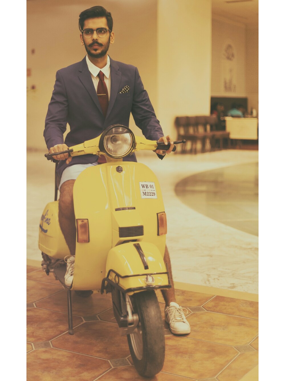 「mensfashion、menstyle、streetstyle、gq」｜「lottoのアイテム（スニーカー、ホワイト系）」を使った、Saurav Rathiさん（メンズ・182cm）の春コーディネートの1枚目の写真