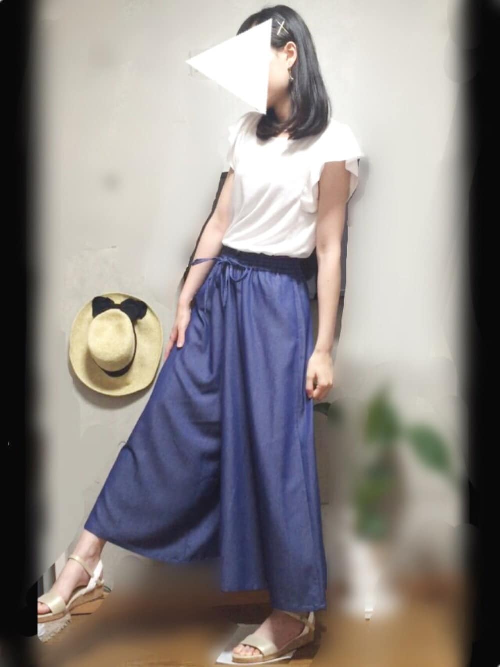 「夏コーデ、シンプルスタイル、フリルトップス、スカンツ、ゴールドピン」｜「earth music&ecologyのアイテム（Tシャツ/カットソー、ホワイト系）」を使った、minoさん（レディース・167cm）の夏コーディネートの1枚目の写真