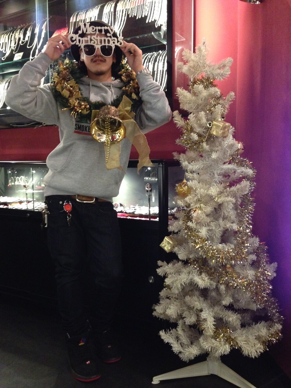 「クリスマス2014(レッド×グリーン)、プルオーバーパーカー、メリークリスマス、装飾、ツリー、クリスマスコーデ、クリスマスカラー」｜「Assassinjeansのアイテム（パーカー、グレー系）」を使った、マイクロさん（メンズ・163cm）の冬コーディネートの1枚目の写真