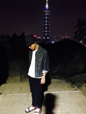 「アイテム（ビーチサンダル、レッド系）」を使った、Chang Weiさん（メンズ・168cm）の秋コーディネート