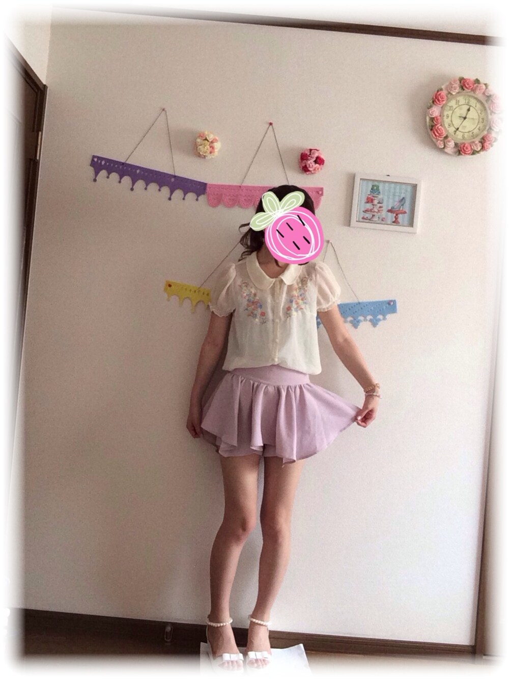 ホワイト系のサンダルを着用したレディースの夏コーディネートの1枚目の写真