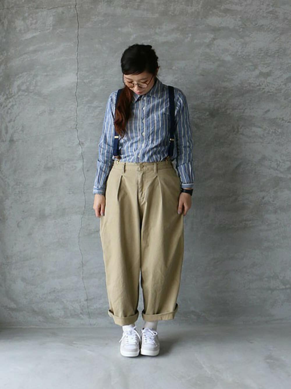 ホワイト系のスニーカー、ベージュ系のその他パンツ、ホワイト系のソックス/靴下を着用したレディースの冬コーディネートの1枚目の写真