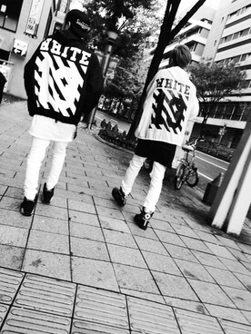 「off white（オフホワイト）のアイテム（その他アウター）」を使った、HRKさん（メンズ・172cm）の秋コーディネート