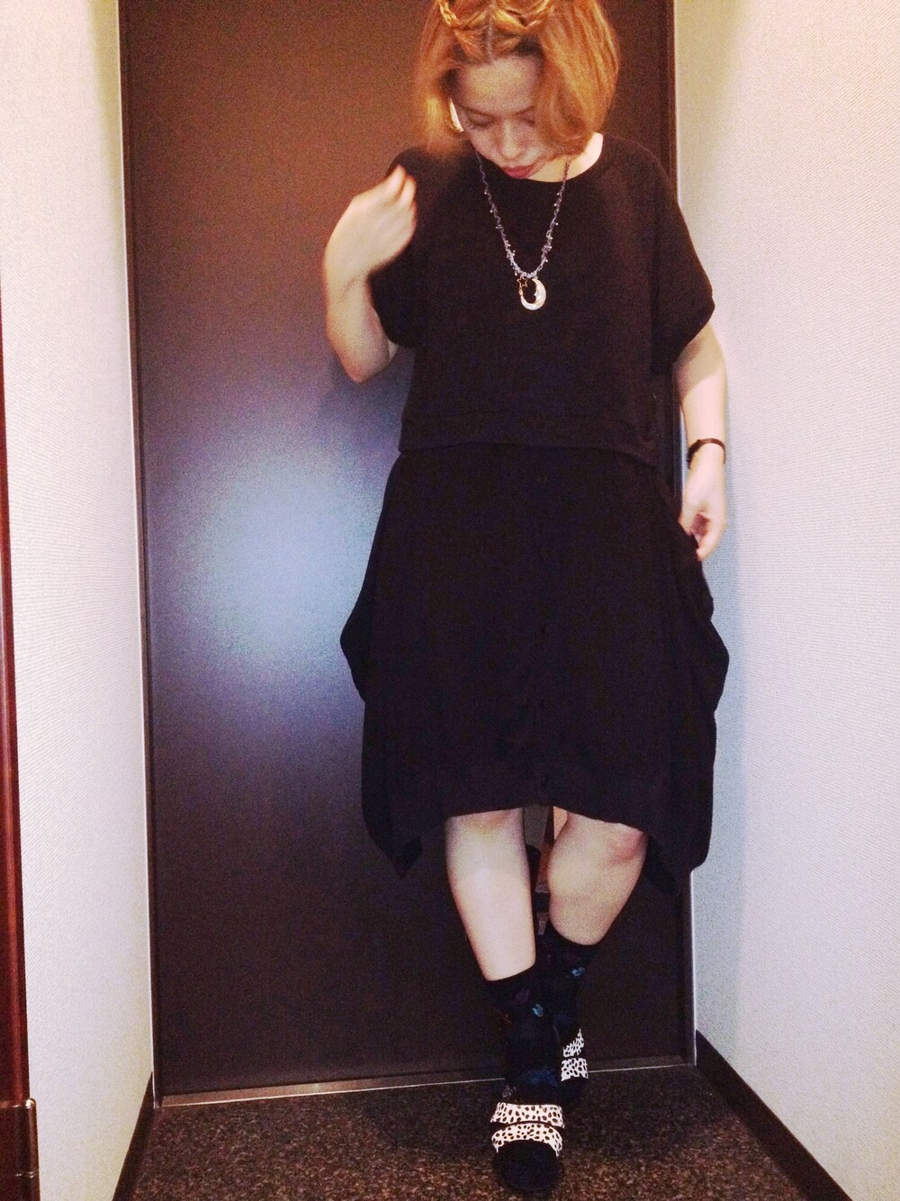 ブラック系のワンピース、ブラック系のサンダルを着用したレディースの夏コーディネートの1枚目の写真