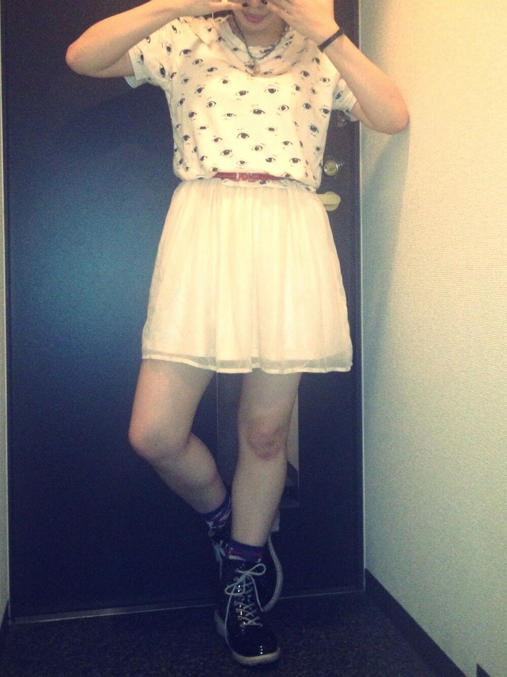 ベージュ系のTシャツ/カットソー、ピンク系のワンピース、ホワイト系のその他を着用したレディースの夏コーディネートの1枚目の写真