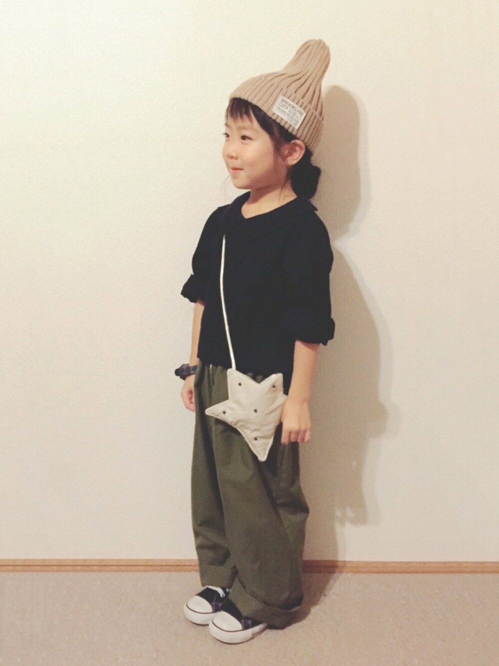 「キッズファッション、女の子、5歳、キッズコーデ、ニット帽、カジュアルコーデ」｜「韓国子供服のアイテム（バッグ、ベージュ系）」を使った、clara◡̈⃝*さん（キッズ・100cm）の秋コーディネートの1枚目の写真